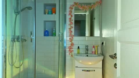 Mia online show from February 2025 08:42:02 AM