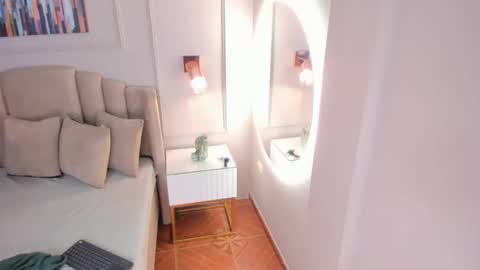 Mia online show from September 2025 03:17:01 AM