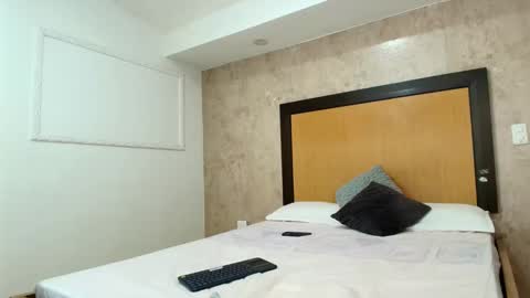 MIALOPEZ      .     Y      .      online show from February 2025 12:52:02 PM