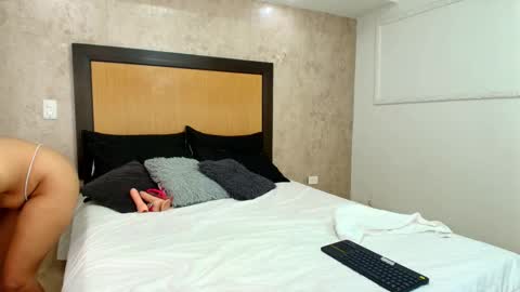 MIALOPEZ      .     Y      .      online show from February 2025 08:03:02 PM