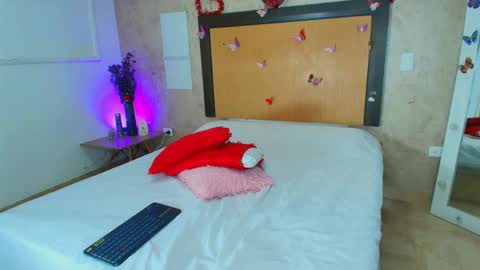 MIALOPEZ      .     Y      .      online show from May 2026 06:13:01 PM