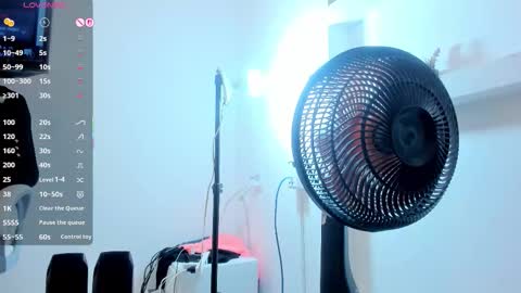 Mia online show from October 2025 02:24:02 PM