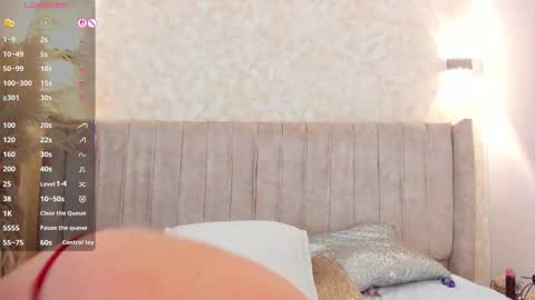 Mia online show from October 2025 12:13:02 PM