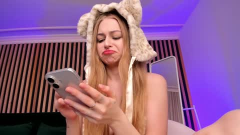 Snapshot of mia_meows chatting on January 2025 03:22:02 PM Mia here Appreciate your support online show from January 2025 03:22:02 PM