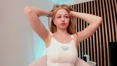 Snapshot of mia_meows chatting on February 2025 02:25:01 PM Mia here Appreciate your support online show from February 2025 02:25:01 PM