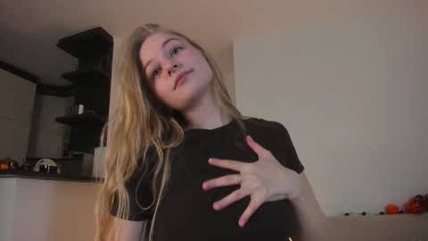 Snapshot of mia_meows chatting on October 2025 03:12:02 PM Mia here Appreciate your support online show from October 2025 03:12:02 PM