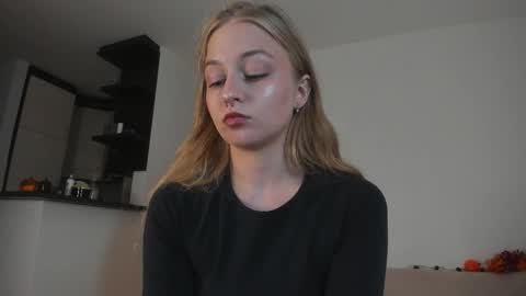 Snapshot of mia_meows chatting on October 2025 03:13:01 PM Mia here Appreciate your support online show from October 2025 03:13:01 PM