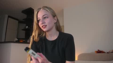 Snapshot of mia_meows chatting on October 2025 04:28:01 PM Mia here Appreciate your support online show from October 2025 04:28:01 PM