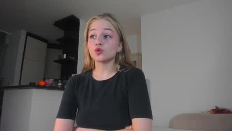 Snapshot of mia_meows chatting on October 2025 01:28:01 PM Mia here Appreciate your support online show from October 2025 01:28:01 PM