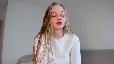 Snapshot of mia_meows chatting on November 2025 12:37:02 PM Mia here Appreciate your support online show from November 2025 12:37:02 PM