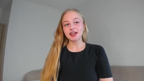 Snapshot of mia_meows chatting on November 2025 12:16:01 PM Mia here Appreciate your support online show from November 2025 12:16:01 PM