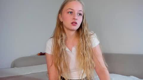 Snapshot of mia_meows chatting on November 2025 12:49:02 PM Mia here Appreciate your support online show from November 2025 12:49:02 PM