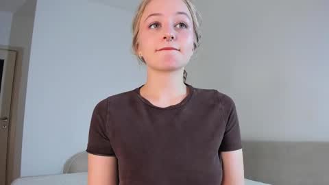 Snapshot of mia_meows chatting on November 2025 12:38:02 PM Mia here Appreciate your support online show from November 2025 12:38:02 PM