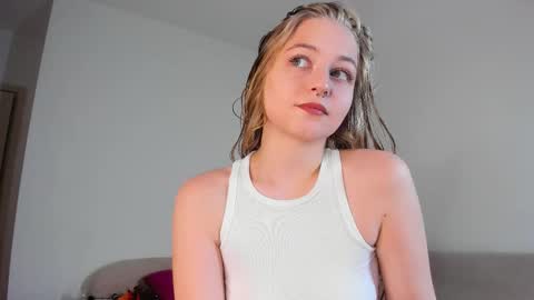 Snapshot of mia_meows chatting on November 2025 01:25:02 PM Mia here Appreciate your support online show from November 2025 01:25:02 PM