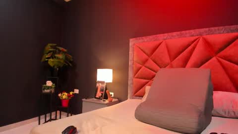 Snapshot of mia_milff chatting on December 2025 07:20:02 PM MIA online show from December 2025 07:20:02 PM