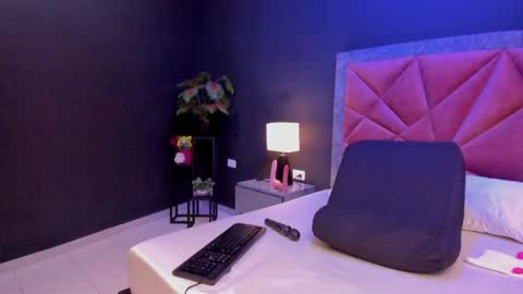 Snapshot of mia_milff chatting on April 2026 06:32:02 PM MIA online show from April 2026 06:32:02 PM