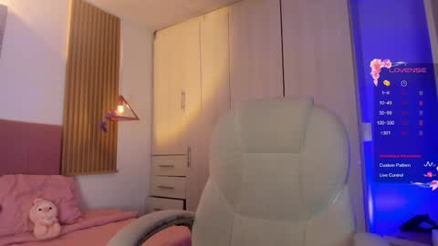 Mia Nevaeh - follow me online show from April 2026 08:13:02 PM