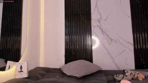 Mia online show from December 2024 09:01:01 PM