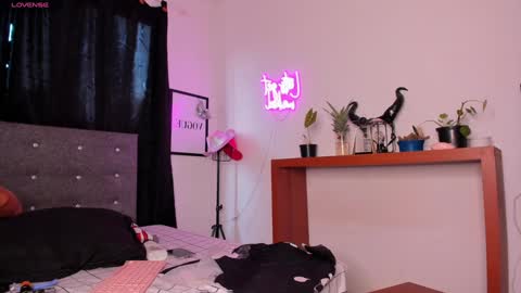 Mia online show from February 2025 10:02:01 PM