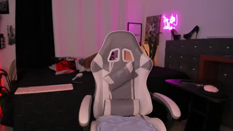 Mia online show from April 2026 02:28:01 AM