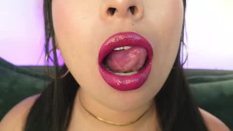 Snapshot of mia_roux1 chatting on May 2026 12:05:01 AM Mia online show from May 2026 12:05:01 AM