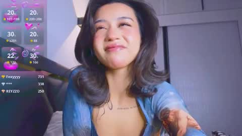 Mia online show from October 2025 08:54:02 PM