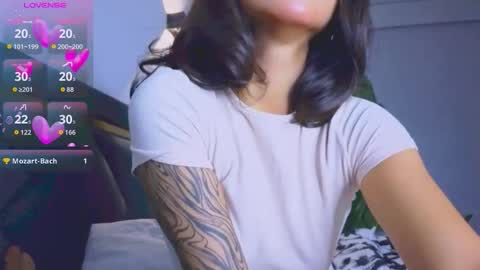 Mia online show from November 2025 05:57:01 PM