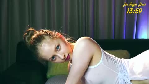 Mia online show from November 2025 05:51:02 PM