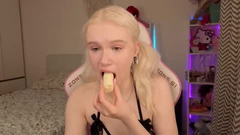 Mia online show from March 2026 03:23:01 AM