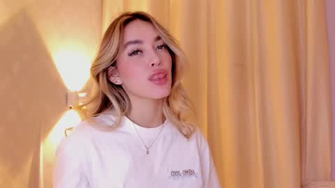 Snapshot of mia_white11 chatting on February 2026 01:40:01 PM Mia White online show from February 2026 01:40:01 PM