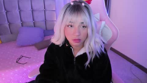 mia  nicolle online show from September 2025 02:45:01 AM