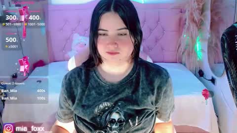 Mia online show from October 2025 10:07:02 PM