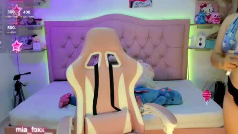 Mia online show from November 2025 01:16:01 AM