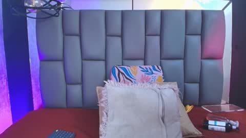 Mia online show from September 2025 12:05:02 PM