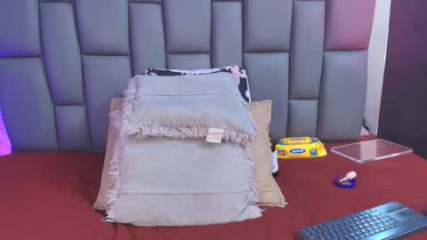 Mia online show from September 2025 12:06:01 PM