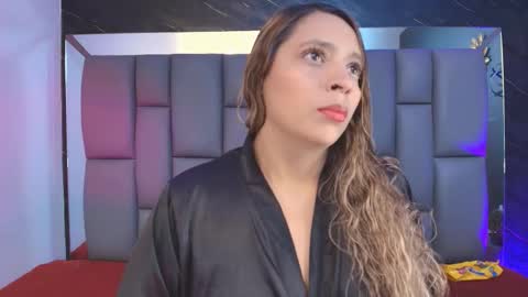 Mia online show from September 2025 12:10:01 PM