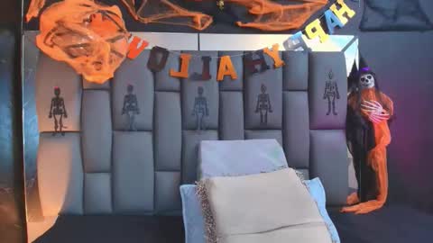 Mia online show from October 2025 12:05:02 PM