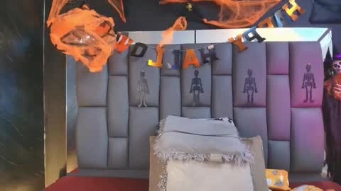 Mia online show from October 2025 12:05:02 PM