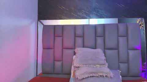 Mia online show from November 2025 12:02:02 PM