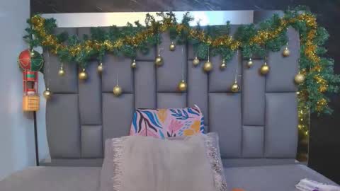 Mia online show from December 2025 12:09:01 PM