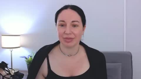 Mia online show from June 2026 03:39:02 PM