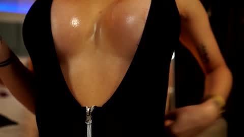 Mia online show from November 2025 09:04:01 PM