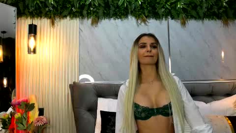 Mia online show from January 2026 10:46:02 PM