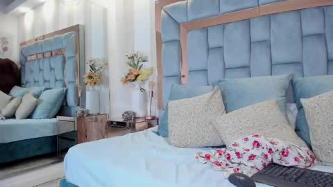 Mia  online show from November 2025 12:55:01 PM