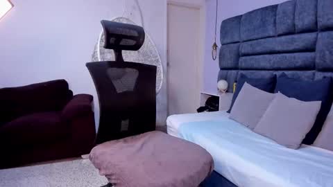 Mia  online show from November 2025 10:52:02 PM