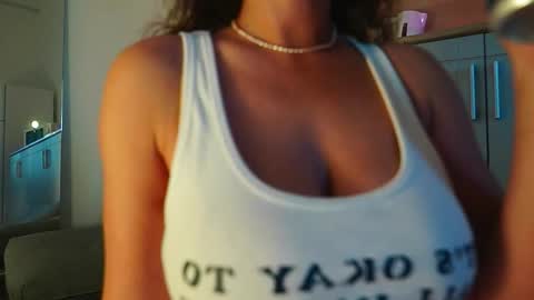 Mia online show from October 2025 02:18:02 PM