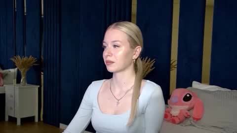 Mia online show from October 2025 05:23:02 PM