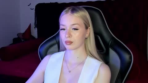 Mia online show from November 2025 06:20:01 PM