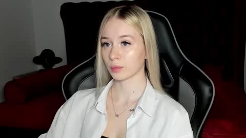 Mia online show from December 2025 05:28:01 AM