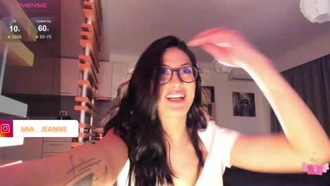 Mia online show from February 2025 07:42:02 PM